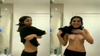 Mumbai girlfriend lifts t-shirt and shows boobs to BFF mms
