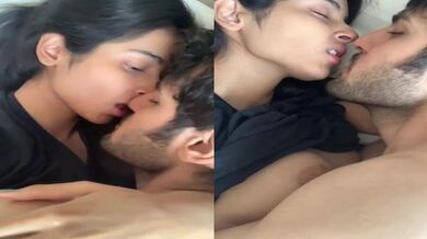 Cute Delhi girl shows boobs while smooching college BF mms