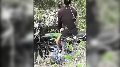 Nepali bike rider boy caught finger fucking GF in jungle MMS